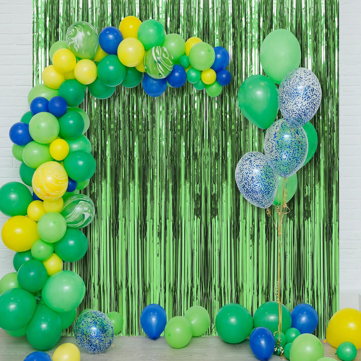 Crosize 7 Pack 3.3 x 9.9 ft Green Foil Fringe Curtains Party Decorations, Red Tinsel Curtain Backdrop for Parties, Door Streamers, Glitter Streamer Backdrop for Birthday Decoration